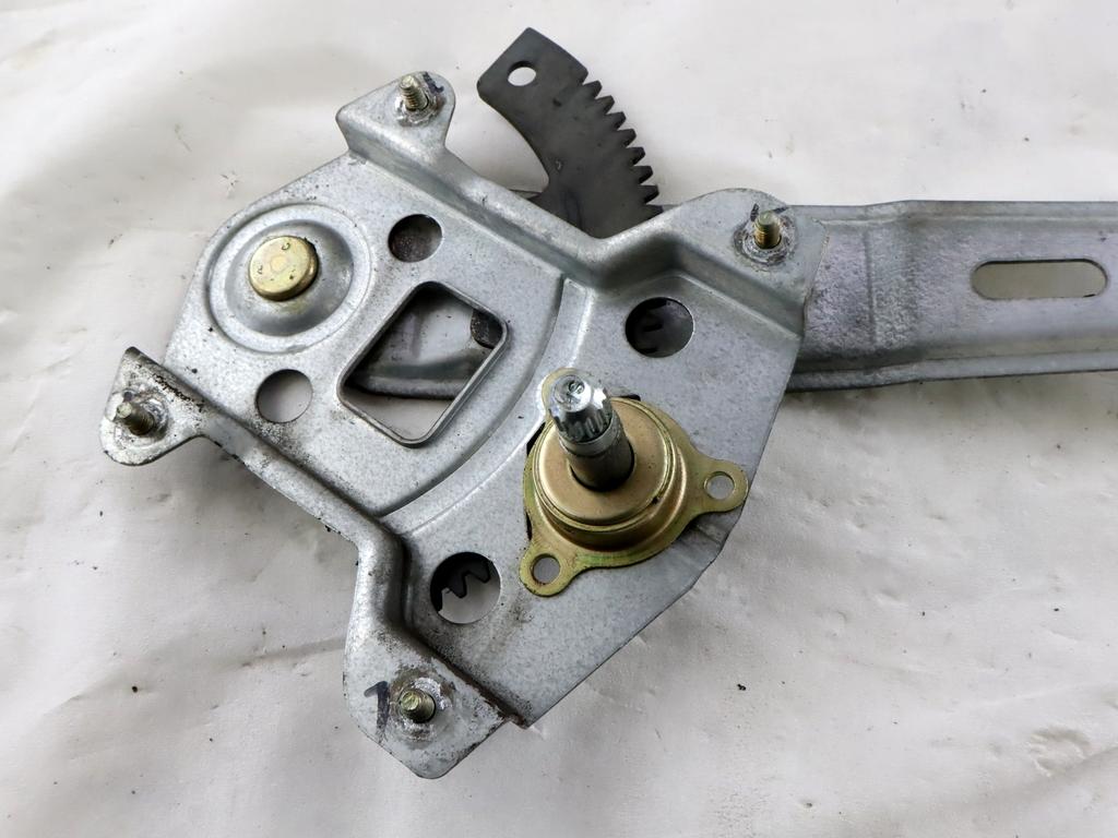 83402-07000 MECCANISMO ALZA-VETRO ALZA-CRISTALLO PORTA POSTERIORE DESTRA MANUALE KIA PICANTO 1.1 B 47KW 5M 5P (2004) RICAMBIO USATO