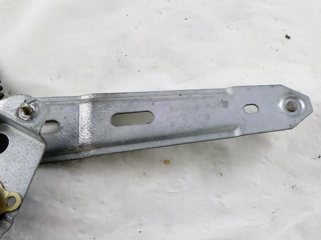 83402-07000 MECCANISMO ALZA-VETRO ALZA-CRISTALLO PORTA POSTERIORE DESTRA MANUALE KIA PICANTO 1.1 B 47KW 5M 5P (2004) RICAMBIO USATO