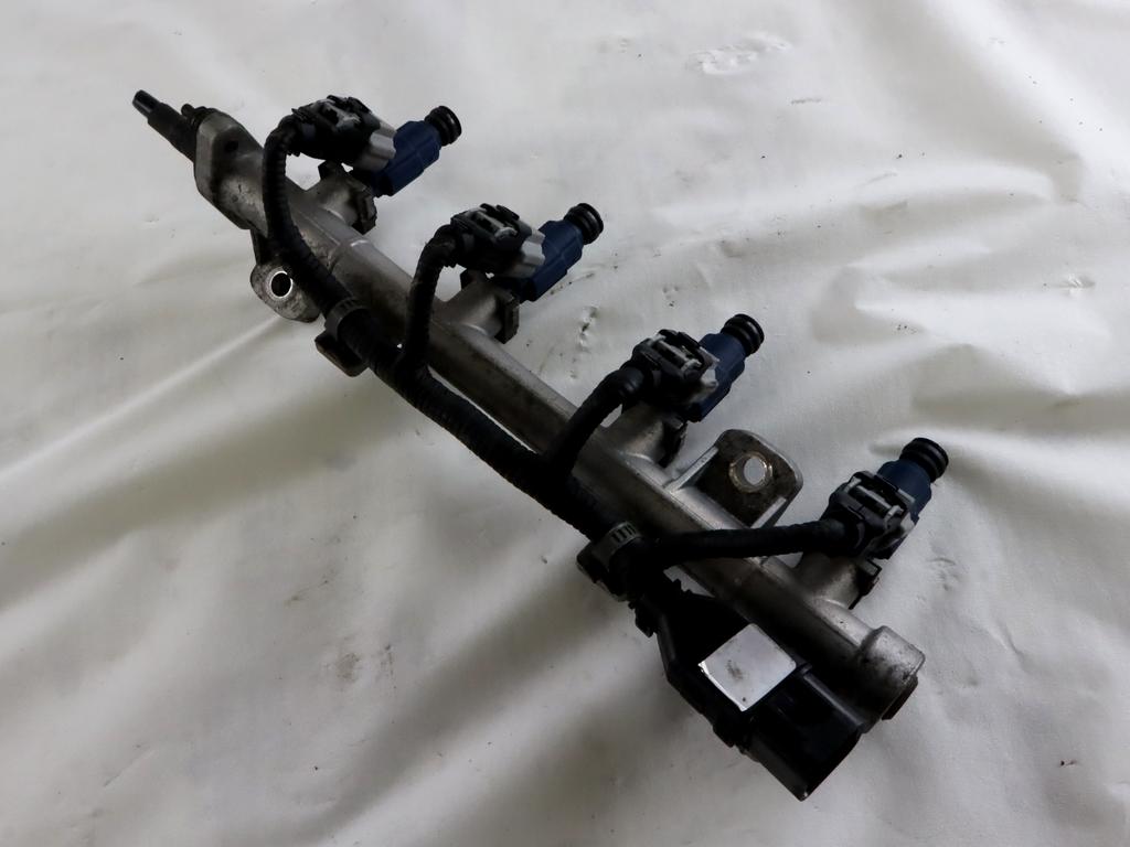 3530402900 TUBO INIEZIONE CON SERIE INIETTORI BENZINA KIA PICANTO 1.1 B 47KW 5M 5P (2004) RICAMBIO USATO 3531002900