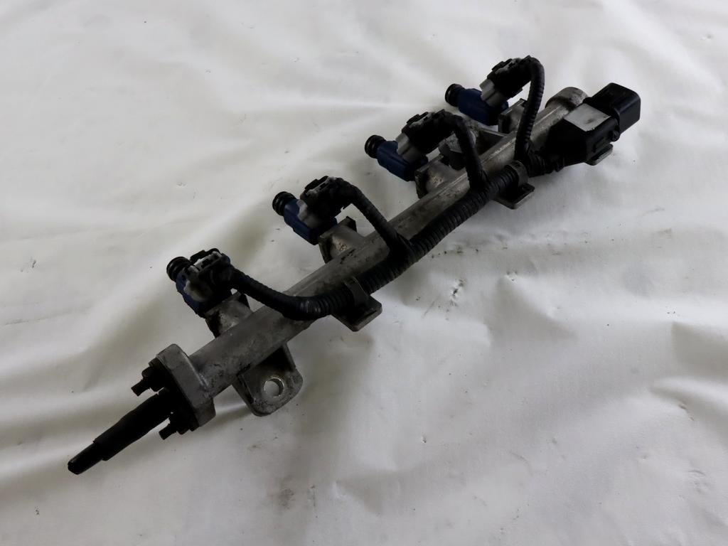 3530402900 TUBO INIEZIONE CON SERIE INIETTORI BENZINA KIA PICANTO 1.1 B 47KW 5M 5P (2004) RICAMBIO USATO 3531002900