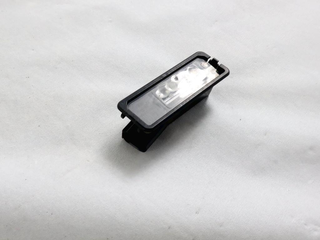 1K8943021D COPPIA LUCI TARGA VOLKSWAGEN GOLF 7 2.0 D 110KW 6M 5P (2016) RICAMBIO USATO