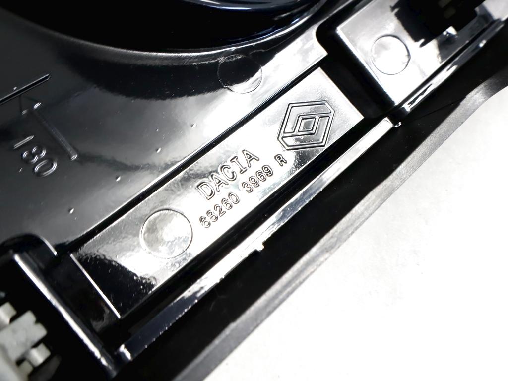 682603572R MASCHERINA RIVESTIMENTO CRUSCOTTO CENTRALE DACIA DUSTER 1.6 G 84KW 5M 5P (2017) RICAMBIO USATO CON BOCCHETTE AERAZIONE