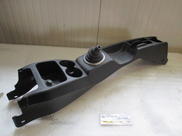 PLASTIKA MED SEDEZI BREZ NASLONJALA ROK OEM N. 83442-SAA ORIGINAL REZERVNI DEL HONDA JAZZ GD GE3 GE2 MK2 (2002 - 2008) GD1 GD5 GD GE3 GE2 GE GP GG GD6 GD8 BENZINA LETNIK 2002