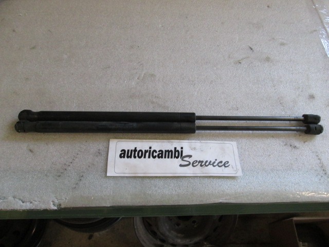 AMORTIZERJI POKROVA MOTORJA  OEM N. 1708365 ORIGINAL REZERVNI DEL FORD KUGA MK1 (05/2008 - 2012) DIESEL LETNIK 2009