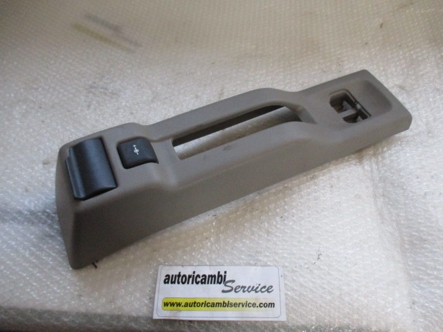 PLASTIKA MED SEDEZI BREZ NASLONJALA ROK OEM N. FWJ100170 ORIGINAL REZERVNI DEL LAND ROVER FREELANDER L314 3/5 PORTE (1997 - 2000) BENZINA LETNIK 1999