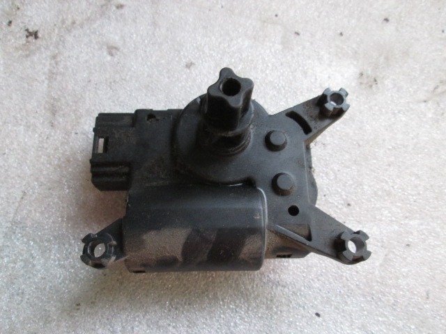 MOTORCEK OGREVANJA OEM N. 140208 ORIGINAL REZERVNI DEL OPEL ASTRA H A04 L48 L08 L35 L67 R 5P/3P/SW (2007 - 2010) DIESEL LETNIK 2008