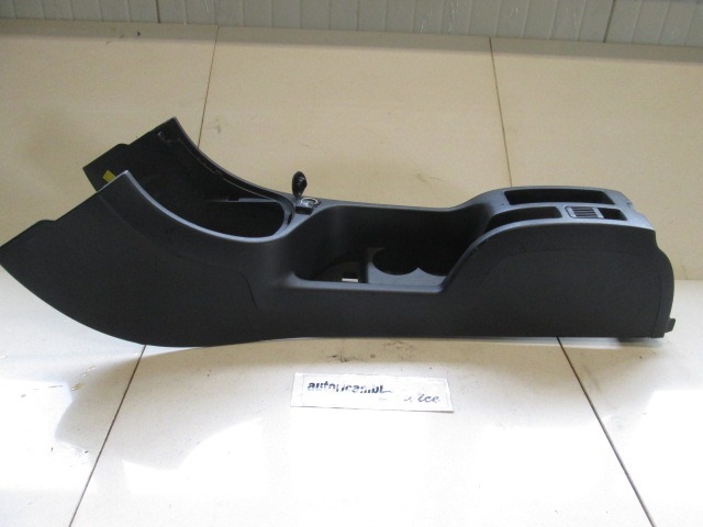 PLASTIKA MED SEDEZI BREZ NASLONJALA ROK OEM N. 758959 ORIGINAL REZERVNI DEL PEUGEOT 307 3A/B/C/E/H BER/SW/CABRIO (2001 - 2009) BENZINA LETNIK 2005