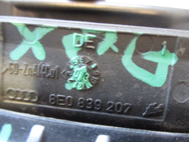 ZUNANJA KLJUKA SPREDNJA DESNA VRATA OEM N. 8E0839207 ORIGINAL REZERVNI DEL AUDI A4 B6 8E2 8E5 BER/SW (2001 - 2005) DIESEL LETNIK 2003