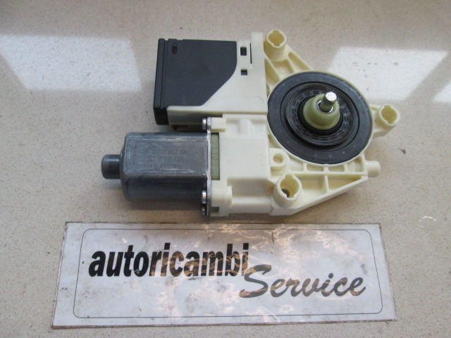 MOTORCEK ELEKTRICNEGA POMIKA ZADNJEGA STEKLA  OEM N. 827306548R ORIGINAL REZERVNI DEL RENAULT MEGANE MK3 BZ0/1 B3 DZ0/1 KZ0/1 BER/SPORTOUR/ESTATE (2009 - 2015) DIESEL LETNIK 2011