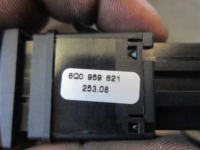 RAZLICNA STIKALA  OEM N. 6Q0959621 ORIGINAL REZERVNI DEL VOLKSWAGEN POLO 9N R (2005 - 10/2009) BENZINA LETNIK 2009