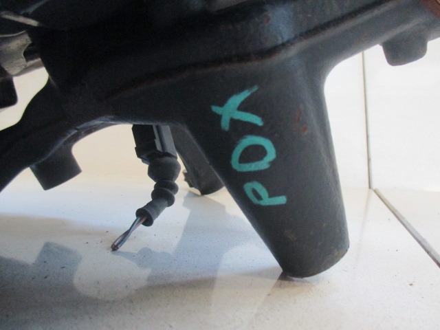 KOLESNI NOSILEC ZADAJ DESNO / POGON PRIROBNICO PESTA OEM N. 8V0598611A ORIGINAL REZERVNI DEL VOLKSWAGEN GOLF PLUS 5M1 521 MK1 (2004 - 2009) DIESEL LETNIK 2005