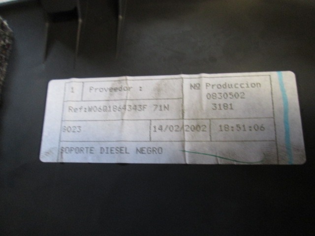 PLASTIKA MED SEDEZI BREZ NASLONJALA ROK OEM N. 8305023181 ORIGINAL REZERVNI DEL VOLKSWAGEN POLO 9N (10/2001 - 2005) DIESEL LETNIK 2002