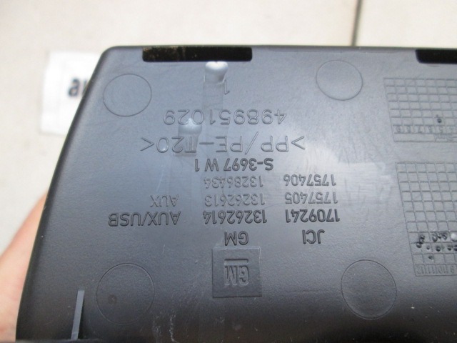 USB / AUX OEM N. 132629614 ORIGINAL REZERVNI DEL OPEL ASTRA J P10 5P/3P/SW (2010 - 2015) DIESEL LETNIK 2011