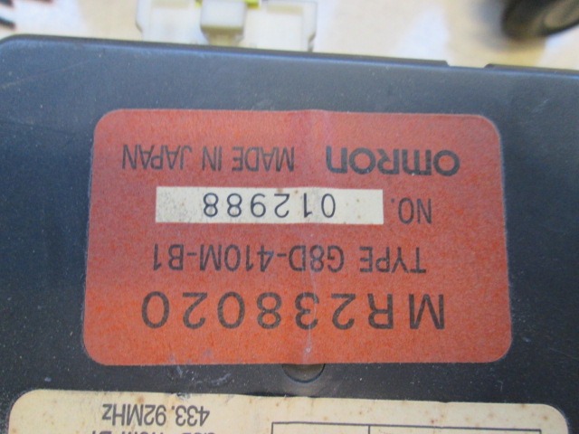 KOMPLET ODKLEPANJE IN VZIG  OEM N. MR238080 ORIGINAL REZERVNI DEL MITSUBISHI PAJERO V20 R (1997 - 2000)DIESEL LETNIK 1999