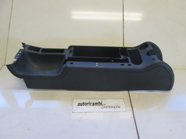 PLASTIKA MED SEDEZI BREZ NASLONJALA ROK OEM N. 4B0863244 ORIGINAL REZERVNI DEL AUDI A6 C5 R 4B5 4B2 BER/SW/ALLROAD (2001 - 2004)DIESEL LETNIK 2003