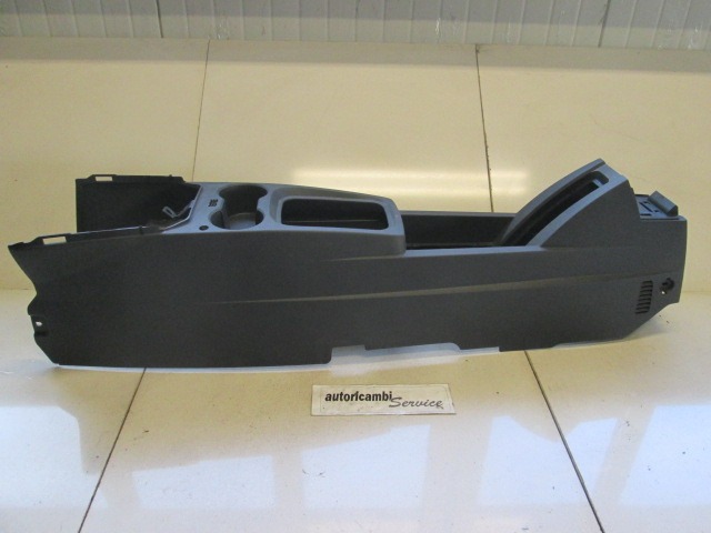 PLASTIKA MED SEDEZI BREZ NASLONJALA ROK OEM N. 131120771 ORIGINAL REZERVNI DEL OPEL MERIVA A X03 R (2006 - 2010) BENZINA LETNIK 2007