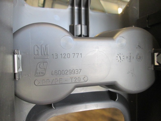 PLASTIKA MED SEDEZI BREZ NASLONJALA ROK OEM N. 131120771 ORIGINAL REZERVNI DEL OPEL MERIVA A X03 R (2006 - 2010) BENZINA LETNIK 2007