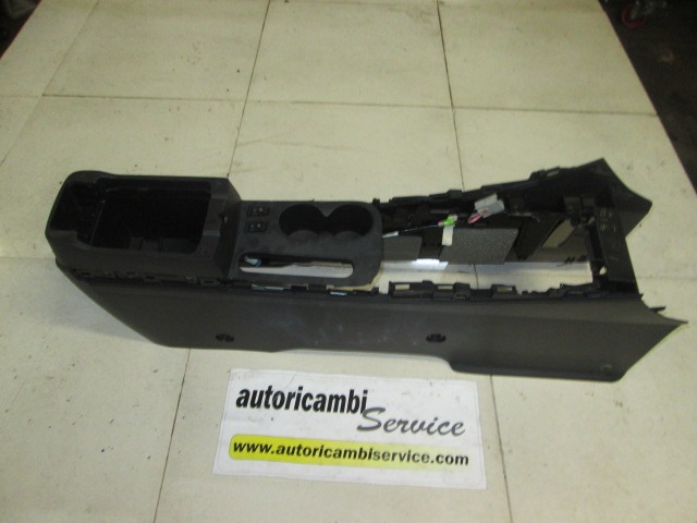 PLASTIKA MED SEDEZI BREZ NASLONJALA ROK OEM N. EH6464441 ORIGINAL REZERVNI DEL MAZDA CX-7 ER (2006 - 2012) DIESEL LETNIK 2010