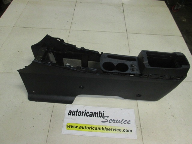 PLASTIKA MED SEDEZI BREZ NASLONJALA ROK OEM N. EH6464441 ORIGINAL REZERVNI DEL MAZDA CX-7 ER (2006 - 2012) DIESEL LETNIK 2010