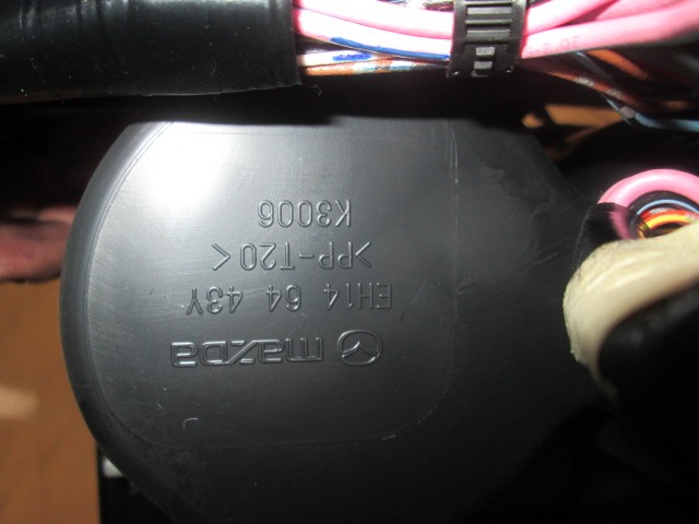 PLASTIKA MED SEDEZI BREZ NASLONJALA ROK OEM N. EH6464441 ORIGINAL REZERVNI DEL MAZDA CX-7 ER (2006 - 2012) DIESEL LETNIK 2010