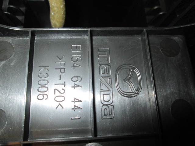 PLASTIKA MED SEDEZI BREZ NASLONJALA ROK OEM N. EH6464441 ORIGINAL REZERVNI DEL MAZDA CX-7 ER (2006 - 2012) DIESEL LETNIK 2010