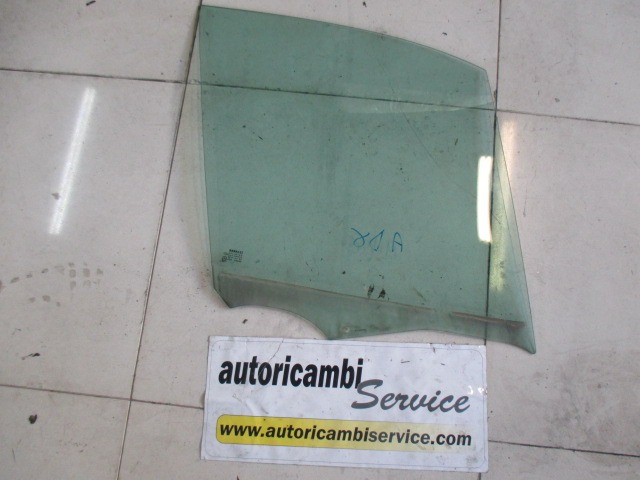 STEKLO SPREDNJIH DESNIH VRAT OEM N. 8200120588 ORIGINAL REZERVNI DEL RENAULT SCENIC/GRAND SCENIC JM0/1 MK2 (2003 - 2009) DIESEL LETNIK 2003