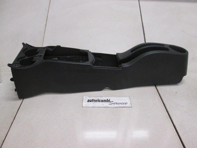 PLASTIKA MED SEDEZI BREZ NASLONJALA ROK OEM N. 5890152060 ORIGINAL REZERVNI DEL TOYOTA URBAN CRUISER P1 (2009 - 2014) DIESEL LETNIK 2009