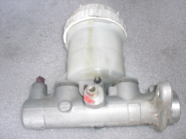 ZAVORNI CILINDER OEM N.  ORIGINAL REZERVNI DEL MITSUBISHI PAJERO SPORT K7 K9 (11/1998 - 2008) DIESEL LETNIK 2004