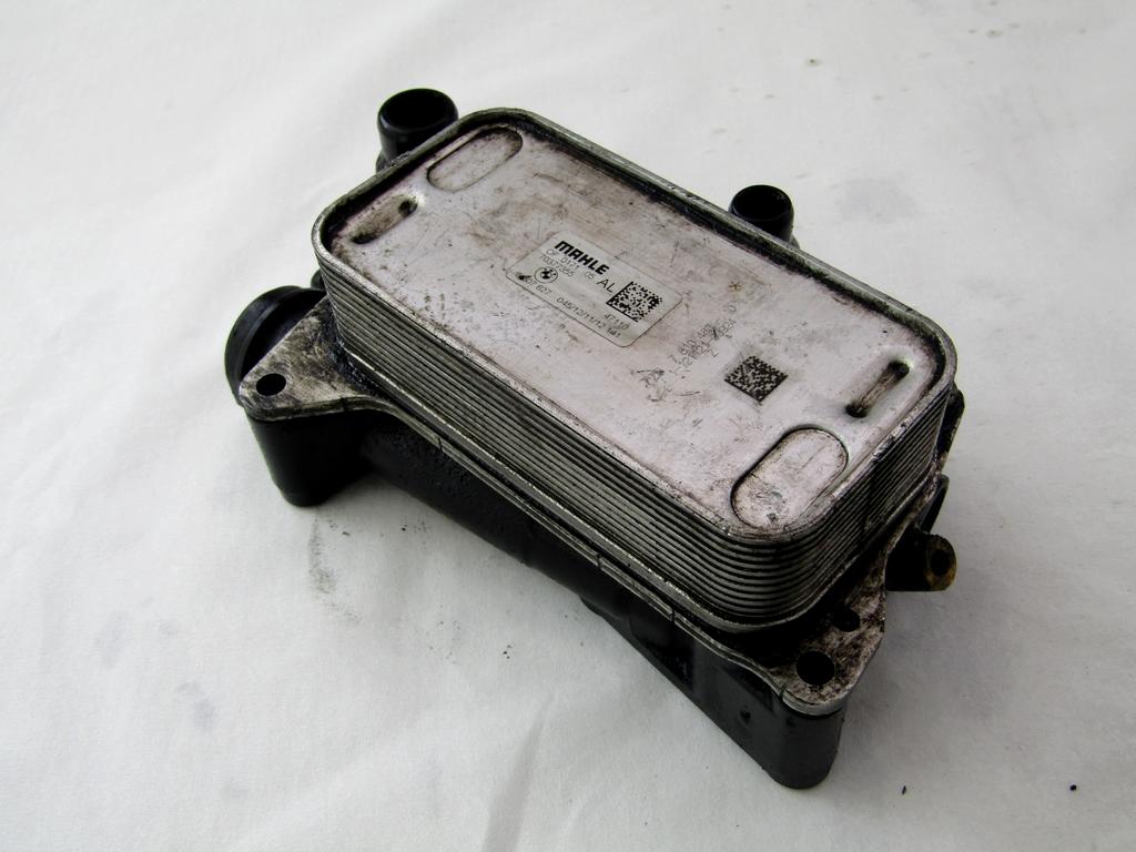TOPLOTNI IZMENJEVALNIK/FILTER OLJA  OEM N. 70377355 ORIGINAL REZERVNI DEL BMW SERIE 3 F30/F31 BER/SW (DAL 2012) DIESEL LETNIK 2013