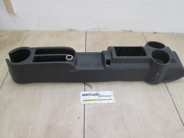 PLASTIKA MED SEDEZI BREZ NASLONJALA ROK OEM N. 846111C500 ORIGINAL REZERVNI DEL HYUNDAI GETZ TB (2002 - 02/2006) DIESEL LETNIK 2005