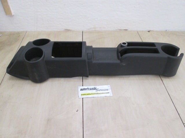 PLASTIKA MED SEDEZI BREZ NASLONJALA ROK OEM N. 846111C500 ORIGINAL REZERVNI DEL HYUNDAI GETZ TB (2002 - 02/2006) DIESEL LETNIK 2005