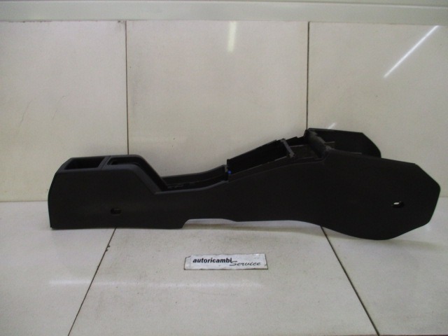 PLASTIKA MED SEDEZI BREZ NASLONJALA ROK OEM N. 13133282 ORIGINAL REZERVNI DEL OPEL ASTRA H A04 L48 L08 L35 L67 R 5P/3P/SW (2007 - 2010) BENZINA LETNIK 2009