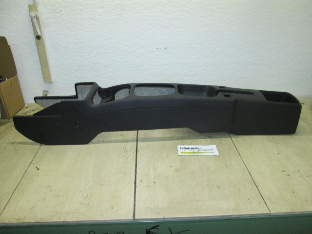 PLASTIKA MED SEDEZI BREZ NASLONJALA ROK OEM N. MR270192 ORIGINAL REZERVNI DEL MITSUBISHI SPACESTAR DG_A (1998 - 2005) BENZINA LETNIK 2002