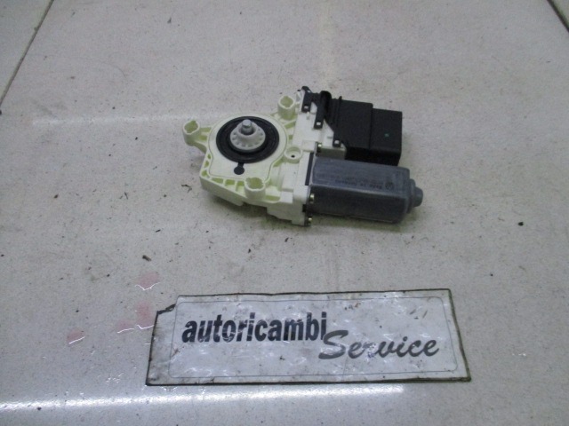 MOTORCEK ELEKTRICNEGA POMIKA ZADNJEGA STEKLA  OEM N. 1K099704 ORIGINAL REZERVNI DEL VOLKSWAGEN GOLF V 1K1 1K5 MK5 BER/SW (02/2004-11/2008) DIESEL LETNIK 2004