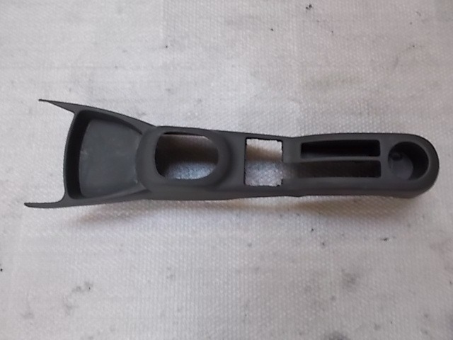 PLASTIKA MED SEDEZI BREZ NASLONJALA ROK OEM N.  ORIGINAL REZERVNI DEL TOYOTA YARIS P9 MK2 (01/2006 - 2009) BENZINA LETNIK 2008