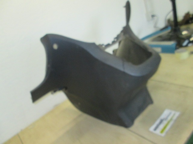 PLASTIKA MED SEDEZI BREZ NASLONJALA ROK OEM N. 1595227 ORIGINAL REZERVNI DEL FORD FOCUS CMAX DM2 MK1 (10/2003 - 03/2007) DIESEL LETNIK 2005