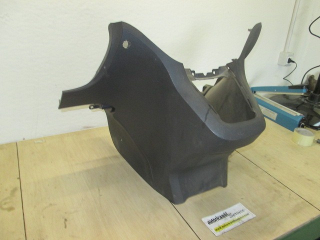 PLASTIKA MED SEDEZI BREZ NASLONJALA ROK OEM N. 1595227 ORIGINAL REZERVNI DEL FORD FOCUS CMAX DM2 MK1 (10/2003 - 03/2007) DIESEL LETNIK 2005