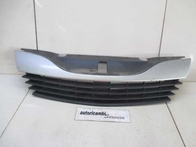 SPREDNJE OKRASNE MASKE OEM N. 8200390126 ORIGINAL REZERVNI DEL RENAULT LAGUNA BG0/1 KG0/1 MK2 BER/SW (11/2000 - 12/2004) DIESEL LETNIK 2004