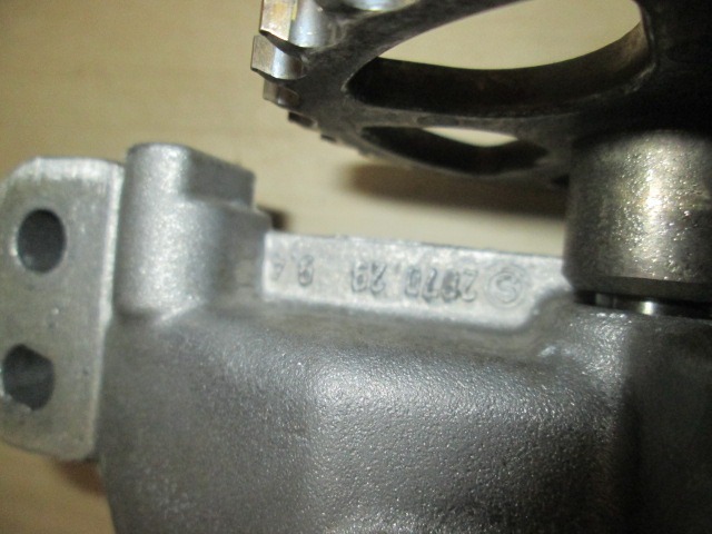 PUMPA OLJA OEM N. 9644350880 ORIGINAL REZERVNI DEL VOLVO V50 545 (2004 - 05/2007) DIESEL LETNIK 2004