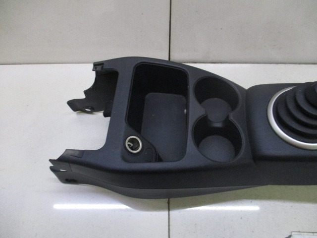 PLASTIKA MED SEDEZI BREZ NASLONJALA ROK OEM N. 83403SAAG02ZA ORIGINAL REZERVNI DEL HONDA JAZZ GD GE3 GE2 MK2 (2002 - 2008) GD1 GD5 GD GE3 GE2 GE GP GG GD6 GD8 BENZINA LETNIK 2006