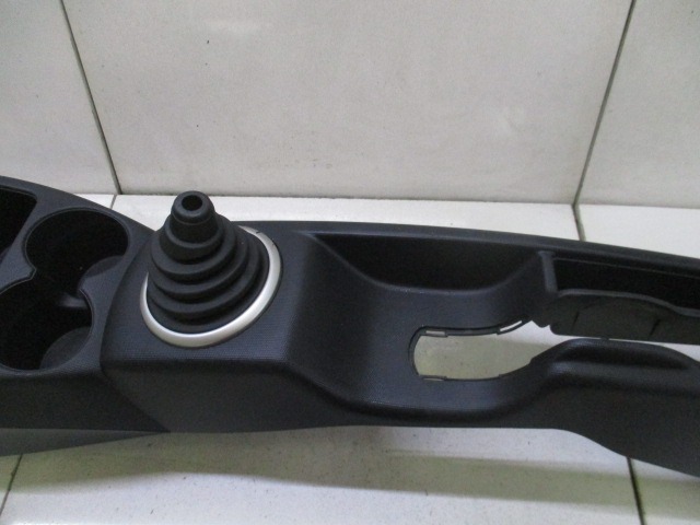 PLASTIKA MED SEDEZI BREZ NASLONJALA ROK OEM N. 83403SAAG02ZA ORIGINAL REZERVNI DEL HONDA JAZZ GD GE3 GE2 MK2 (2002 - 2008) GD1 GD5 GD GE3 GE2 GE GP GG GD6 GD8 BENZINA LETNIK 2006