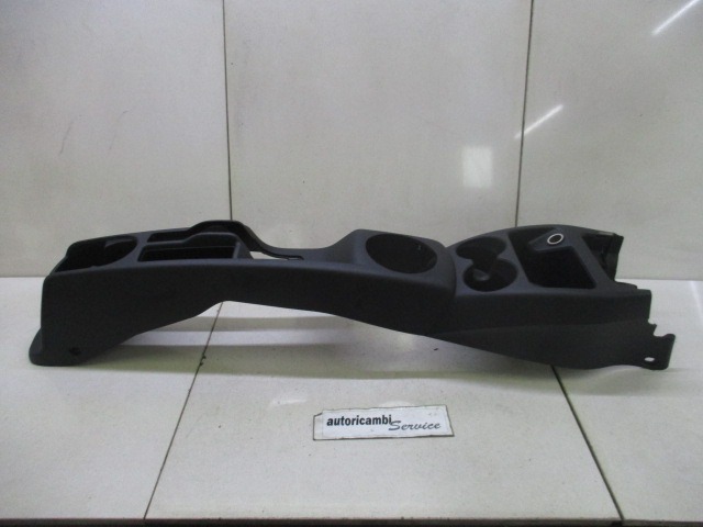 PLASTIKA MED SEDEZI BREZ NASLONJALA ROK OEM N. 83403SAAG02ZA ORIGINAL REZERVNI DEL HONDA JAZZ GD GE3 GE2 MK2 (2002 - 2008) GD1 GD5 GD GE3 GE2 GE GP GG GD6 GD8 BENZINA LETNIK 2006